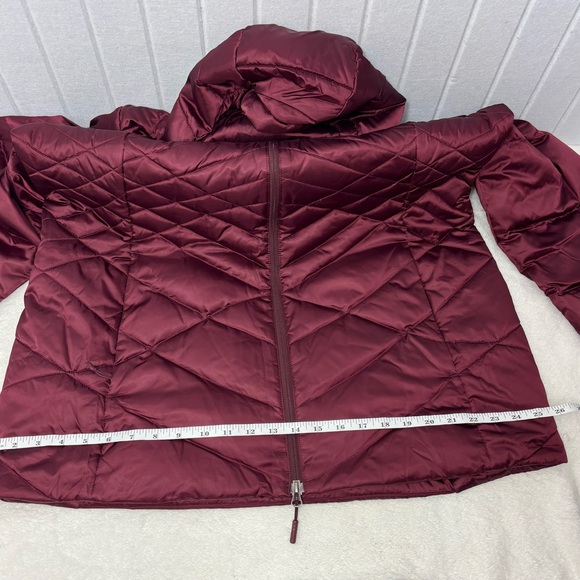 The North Face Women's Burgundy Puffer Jacket Size XL - Picture 15 of 15